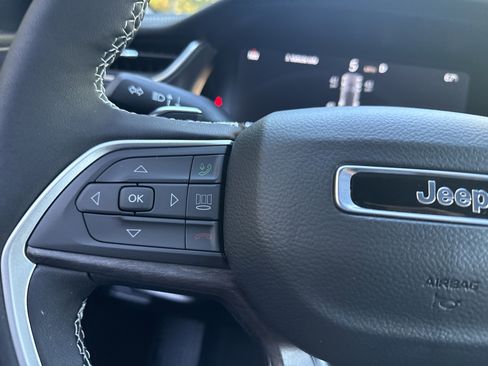 New 2025 Jeep Grand Cherokee Limited w/ Black Appearance Package image 22