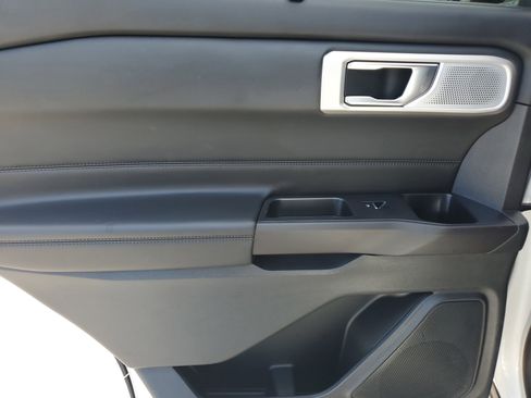 Used 2020 Ford Explorer Platinum w/ Premium Technology Package image 32