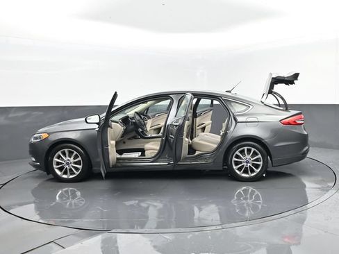 Certified 2017 Ford Fusion SE FWD image 32