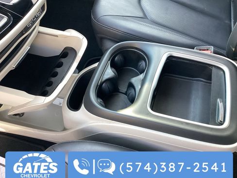 Used 2024 Chrysler Pacifica Touring-L image 38