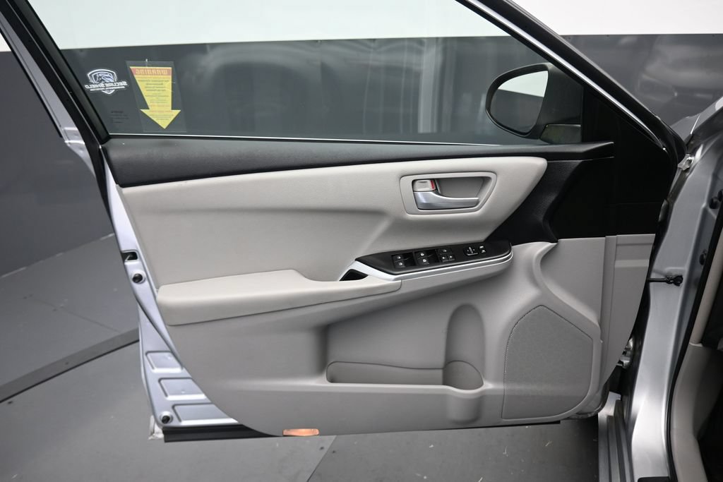 Used 2017 Toyota Camry LE FWD image 9