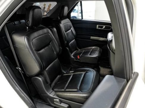 Used 2020 Ford Explorer XLT w/ Equipment Group 202A AWD/4WD image 39