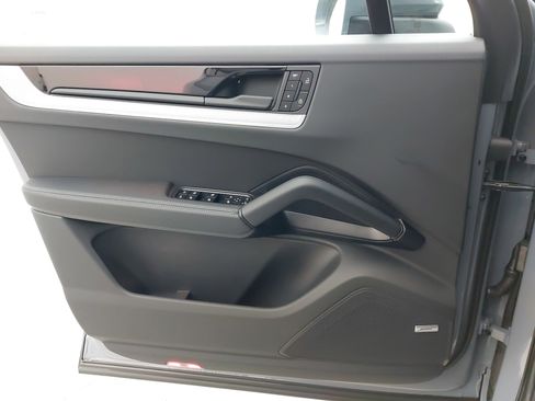 Certified 2025 Porsche Cayenne Coupe image 29