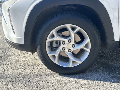 Used 2025 Chevrolet Trax LS w/ LS Convenience Package image 11