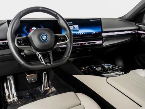 Used 2025 BMW i5 xDrive40 w/ M Sport Package AWD/4WD image 3