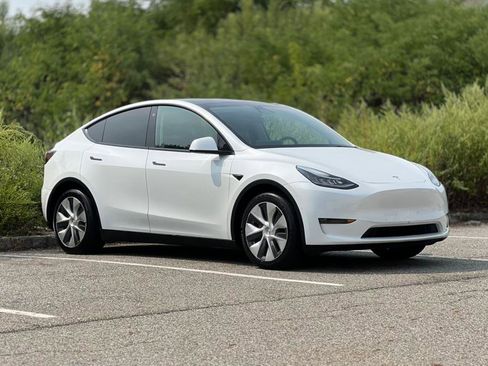 Used 2022 Tesla Model Y Long Range image 2