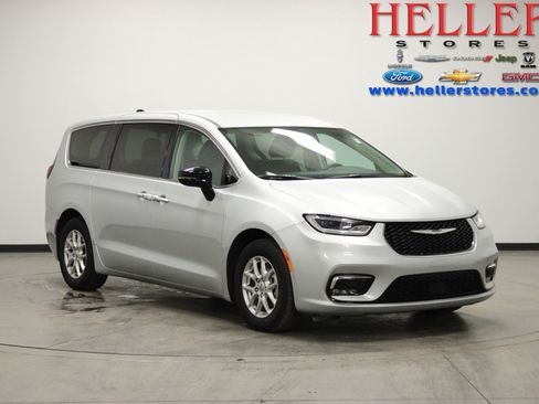 Used 2024 Chrysler Pacifica Touring-L image 1