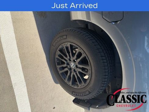 Used 2018 Nissan Titan SV w/ SV Convenience Package image 7