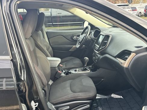 Certified 2017 Jeep Cherokee Latitude w/ Comfort/Convenience Group image 9