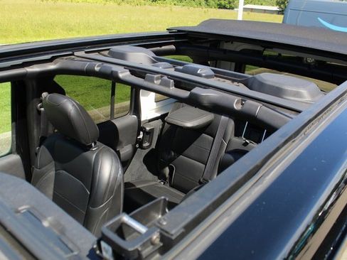 Used 2022 Jeep Wrangler Unlimited Sahara image 25