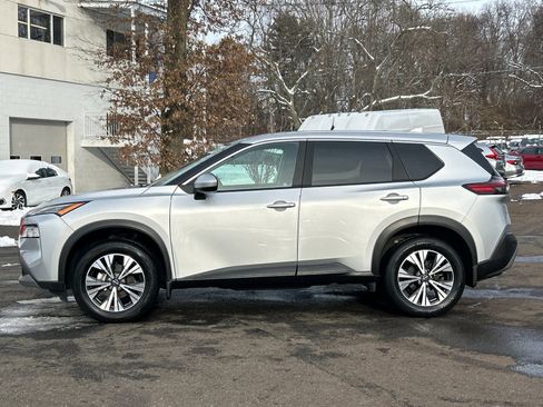 Used 2023 Nissan Rogue SV image 2