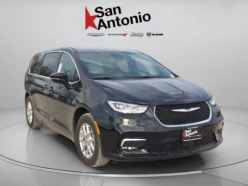 New 2026 Chrysler Pacifica Select FWD image 4