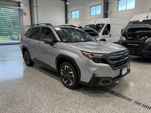 Used 2025 Subaru Forester Touring AWD/4WD image 3