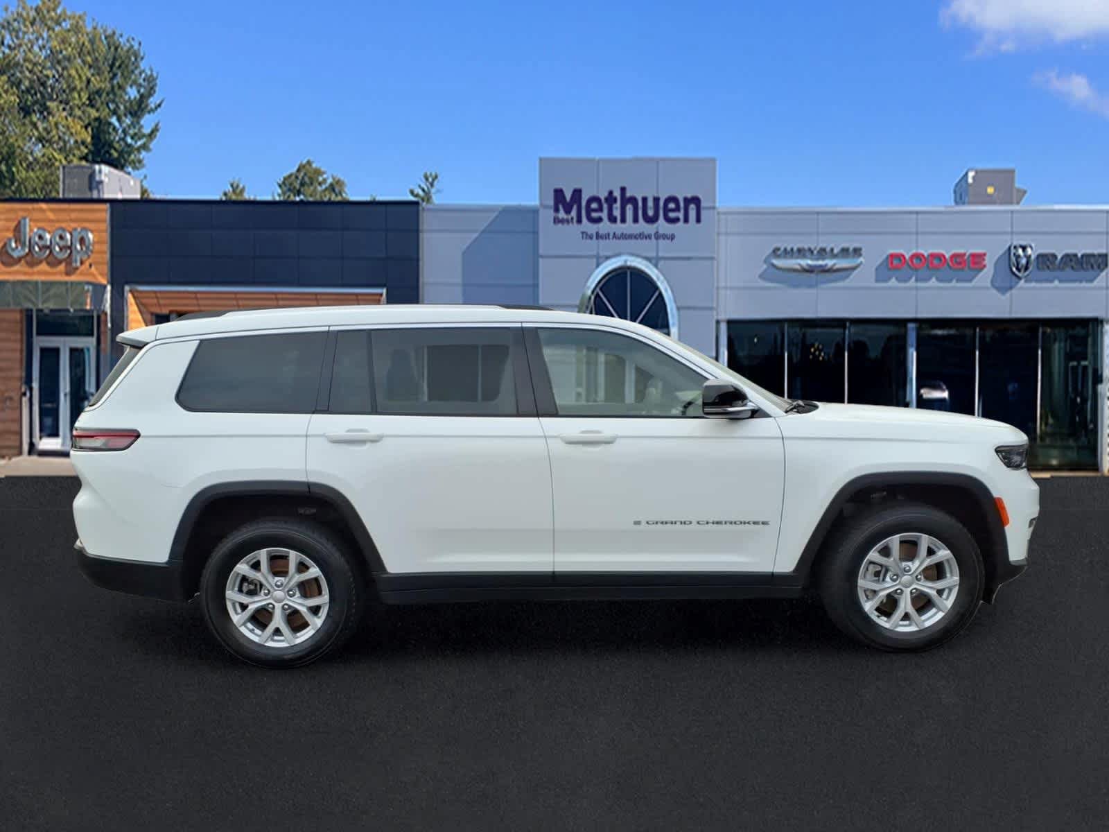 Used 2023 Jeep Grand Cherokee L Limited AWD/4WD image 2