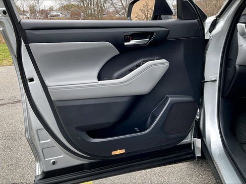 Used 2023 Toyota Highlander XLE AWD/4WD image 22