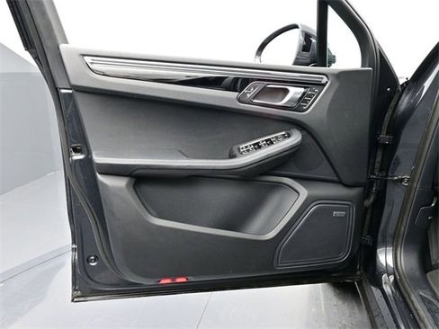Used 2025 Porsche Macan image 13