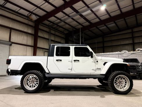Used 2020 Jeep Gladiator Overland image 4