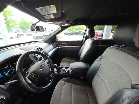 Used 2017 Ford Explorer XLT w/ Equipment Group 202A AWD/4WD image 19