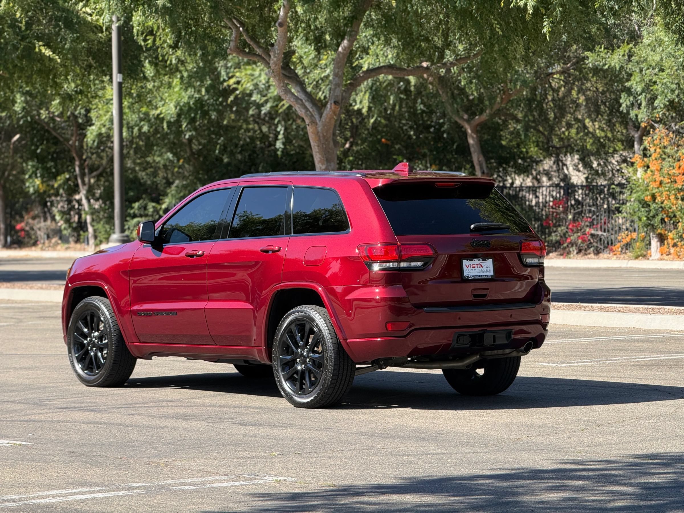 Used 2021 Jeep Grand Cherokee Laredo X RWD image 4