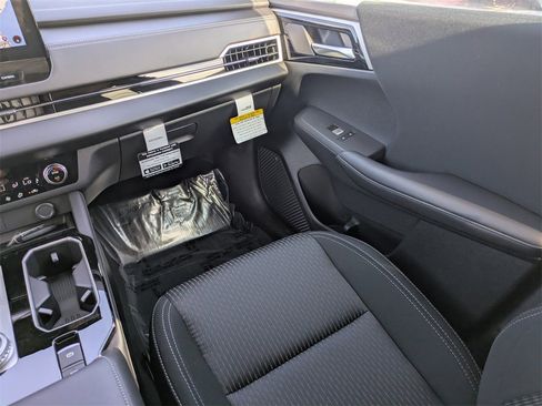 New 2025 Mitsubishi Outlander SE image 16