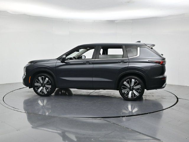 Used 2025 Mitsubishi Outlander SE FWD image 7