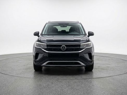 Used 2025 Volkswagen Taos SE image 2