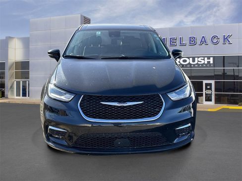 Used 2024 Chrysler Pacifica Touring-L image 2