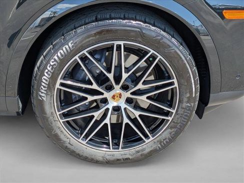Used 2024 Porsche Cayenne AWD/4WD image 24