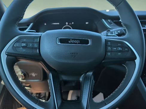 Used 2025 Jeep Grand Cherokee Laredo RWD image 12