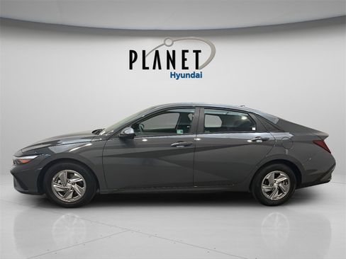 Certified 2025 Hyundai Elantra SE image 2