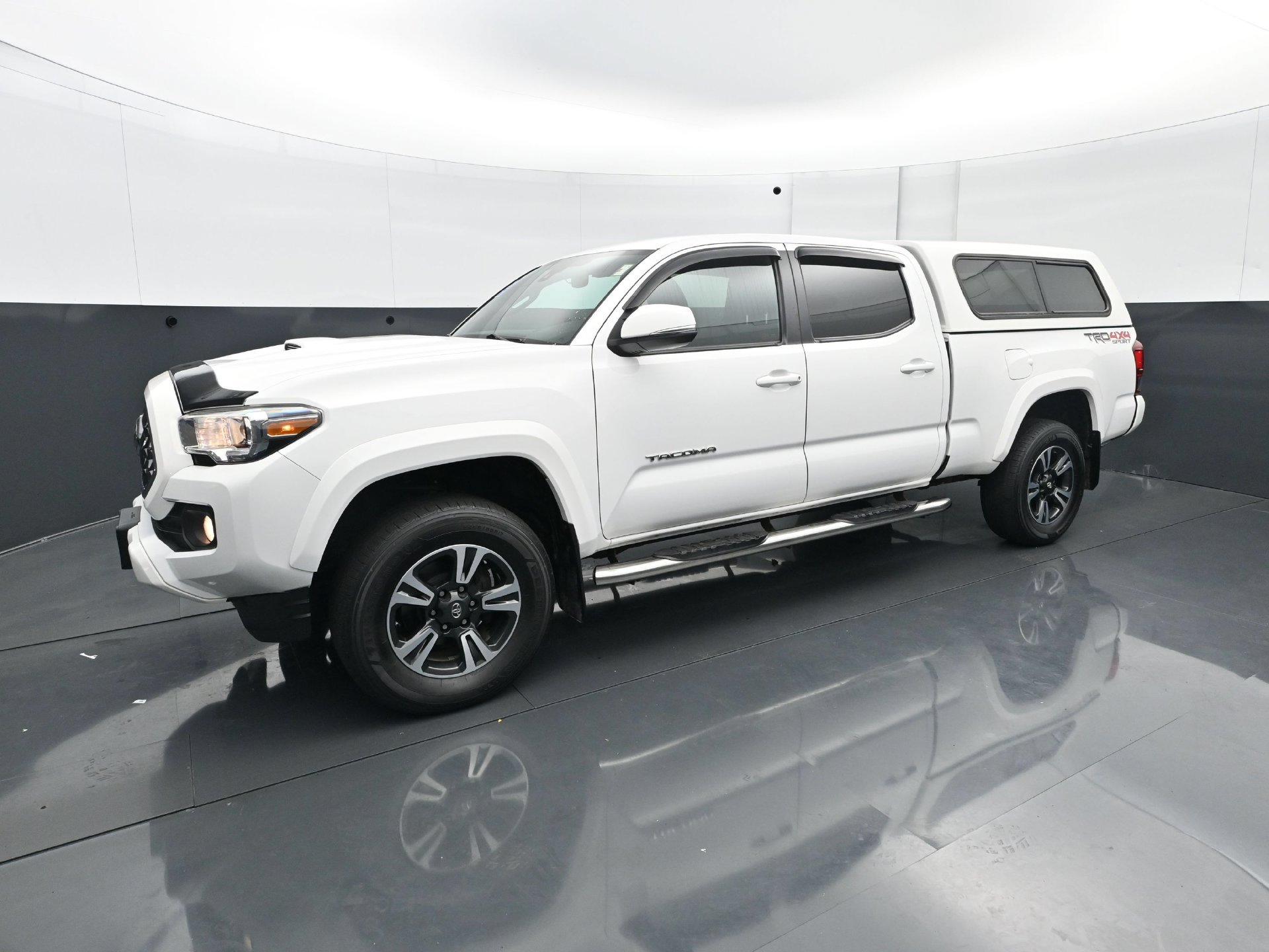 Used 2019 Toyota Tacoma TRD Sport AWD/4WD image 2