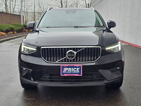 Used 2025 Volvo XC40 B5 Plus image 8