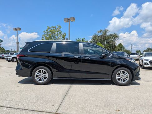 Used 2023 Toyota Sienna Limited image 2