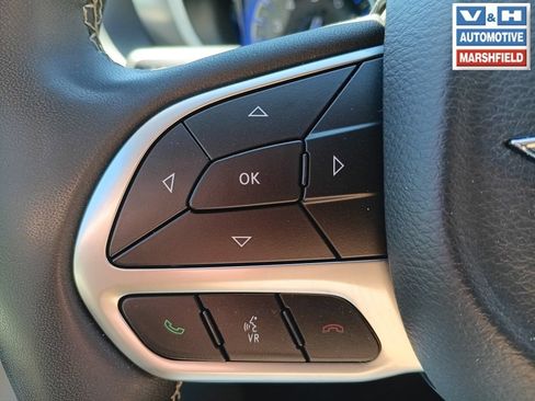 Used 2024 Chrysler Pacifica Touring-L FWD image 4