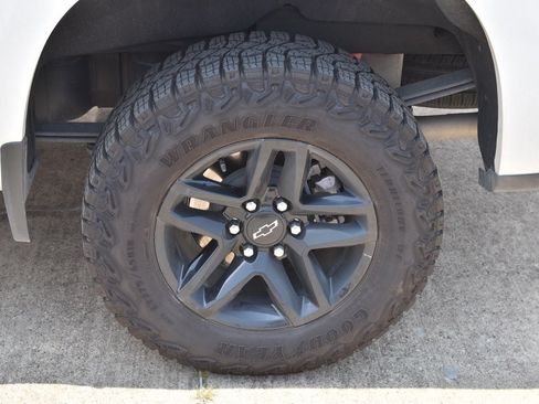 Used 2026 Chevrolet Silverado 1500 Custom Trail Boss w/ LPO, Dark Essentials Package AWD/4WD image 12