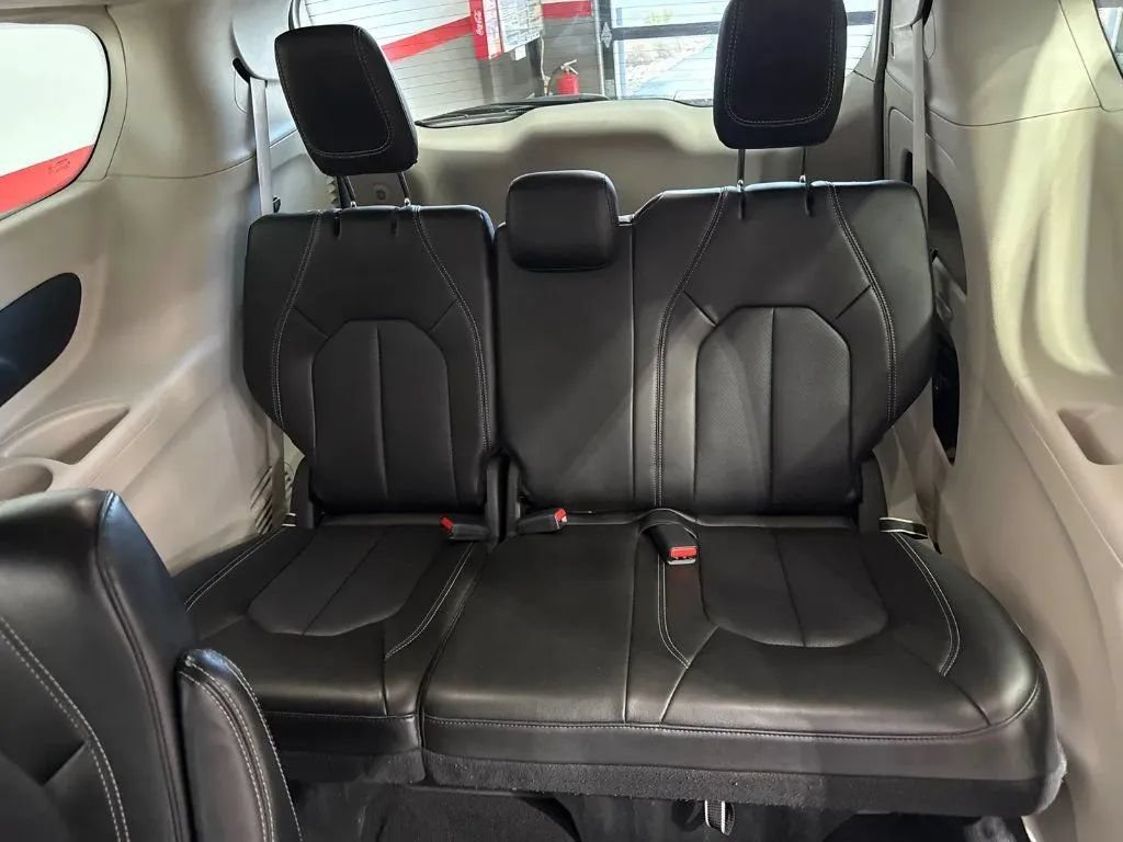 Used 2024 Chrysler Pacifica Touring-L FWD image 17