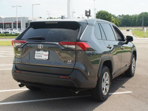 Used 2022 Toyota RAV4 LE AWD/4WD image 18