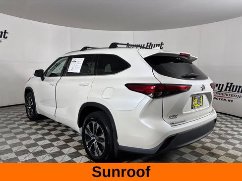 Used 2021 Toyota Highlander XLE AWD/4WD image 8