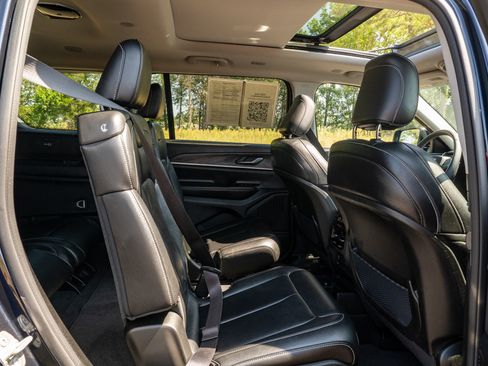 Used 2023 Jeep Grand Cherokee L Limited w/ Black Appearance Package AWD/4WD image 18