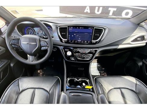Used 2025 Chrysler Pacifica Limited FWD image 17