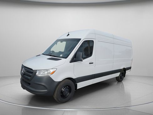 Used 2025 Mercedes-Benz Sprinter 2500 image 2
