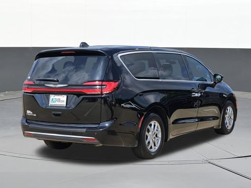 Used 2024 Chrysler Pacifica Touring FWD image 9
