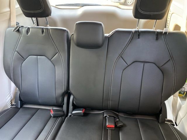 Used 2023 Chrysler Pacifica Touring-L AWD/4WD image 22