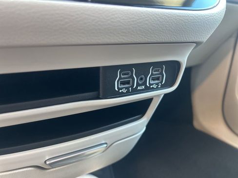 Used 2024 Chrysler Pacifica Touring-L image 27