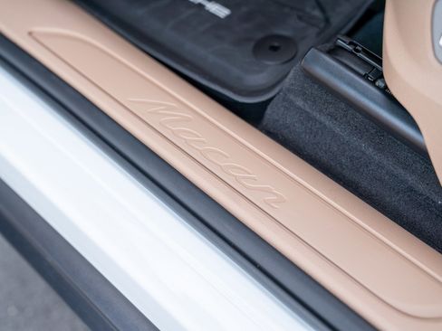 Certified 2025 Porsche Macan image 11