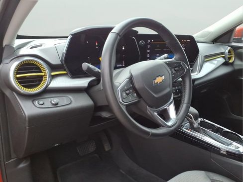 Used 2024 Chevrolet Trax LT w/ Driver Confidence Package FWD image 16