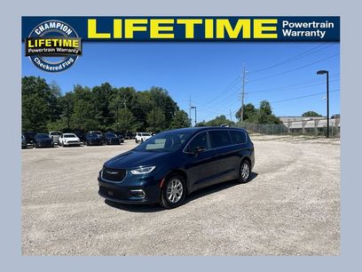 Used 2025 Chrysler Pacifica Select