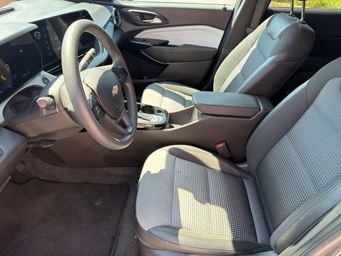 Used 2025 Chevrolet Trax LT FWD image 9