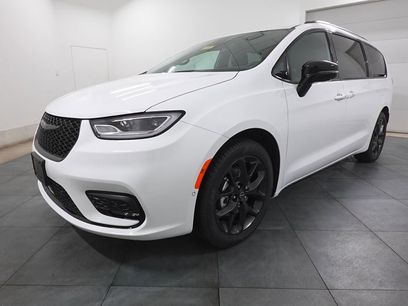 New 2026 Chrysler Pacifica Select w/ S Appearance Package