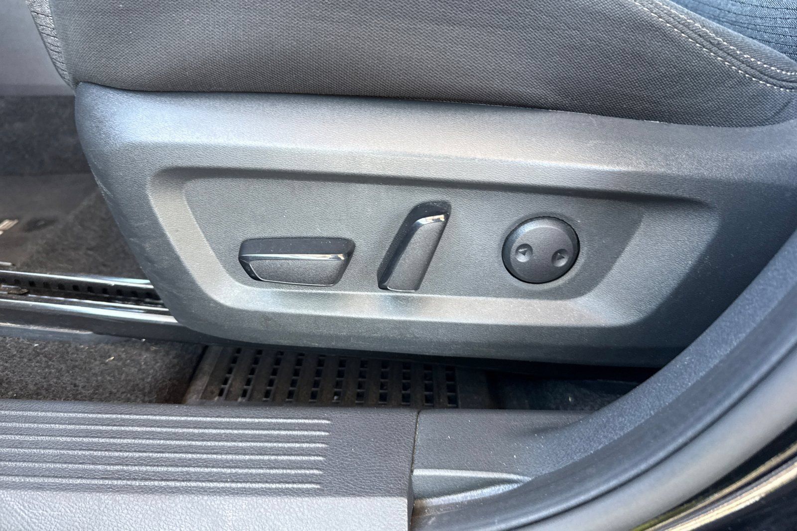 Used 2023 Nissan Rogue SV AWD/4WD image 19